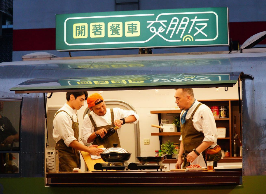 Huỳnh Thu Sinh ra mắt xe bán thức ăn tại khu vực Xinyi, Taipei.