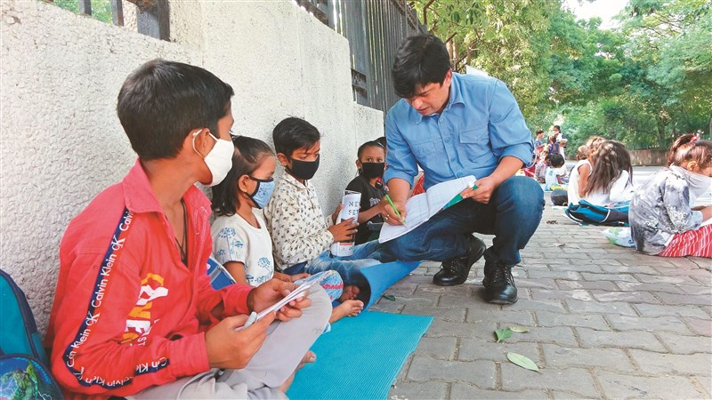 Mở lớp học bên vệ đường giúp trẻ em thất học ở Ấn Độ trở lại trường học
