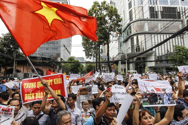 Hàng ngàn người Việt Nam xuống đường phản đối Trung Quốc kéo giàn khoan thăm dò dầu vào sâu hải phận của Việt Nam