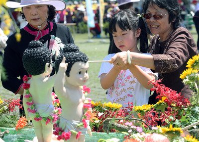 Tổ chức hoạt động chúc mừng Ngày Lễ mẹ, hát ngợi ca mẹ tại quảng trường trước Phủ Tổng thống
