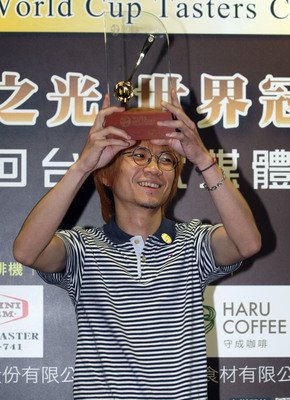 Lưu Bang Vũ, người châu Á duy nhất đoạt ngôi quán quân trong cuộc thi thử nếm cà phê Cup thế giới 2014.