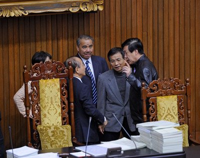 Thông qua vòng 3 tổng dự toán ngân sách chính phủ Trung ương, bị cắt giảm bớt 25 tỷ Đài tệ.