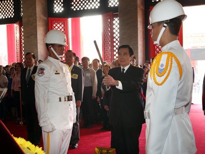 Tổng thống Mã Anh Cửu lần thứ 5 đích thân chủ trì lễ cúng viếng từ xa hướng về lăng mộ Hoàng đế