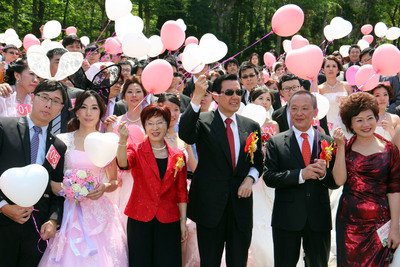 Tổng thống dự Lễ cưới tập thể “Song hỷ mùa hoa Trẩu” kiểu văn hóa Khách Gia