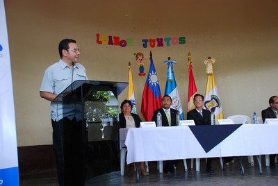 Tổng thống Guatemala cám ơn Quỹ giáo dục văn hóa ASUS đã tặng máy tính cho trường tiểu học