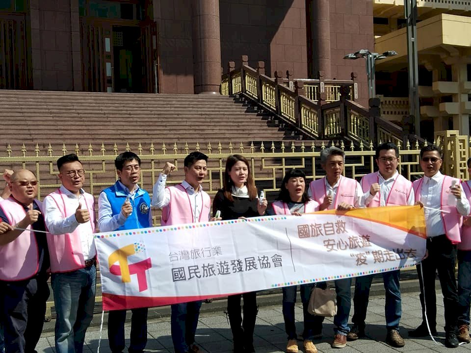 Dịch viêm phổi Covid-19 khiến ngành du lịch trong nước sa sút, các doanh nghiệp tự cứu vãn bằng cách tung ra sản phẩm tour “du lịch an tâm”