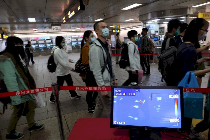 Hệ thống Metro Đài Bắc thí điểm đặt camera nhiệt tại ga xe lửa Đài Bắc, từ chối chuyên chở những hành khách có mức thân nhiệt trên 38 độ