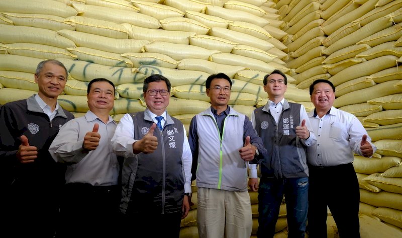 Chủ nhiệm Ủy ban Nông nghiệp Trần Cát Trọng thị sát kho lương, tự tin đảm bảo rằng đủ gạo cung ứng cho một năm