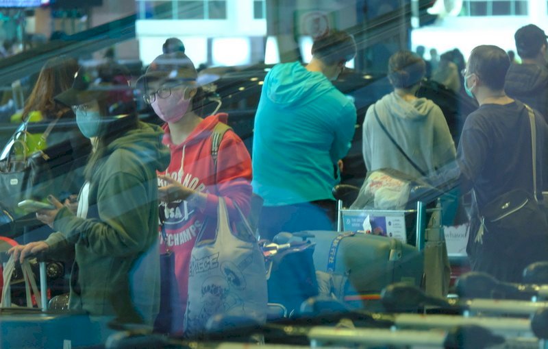 Hành khách khó mua vé để về Đài Loan, dòng người xếp hàng ở sân bay Đào Viên đã vắng người hơn