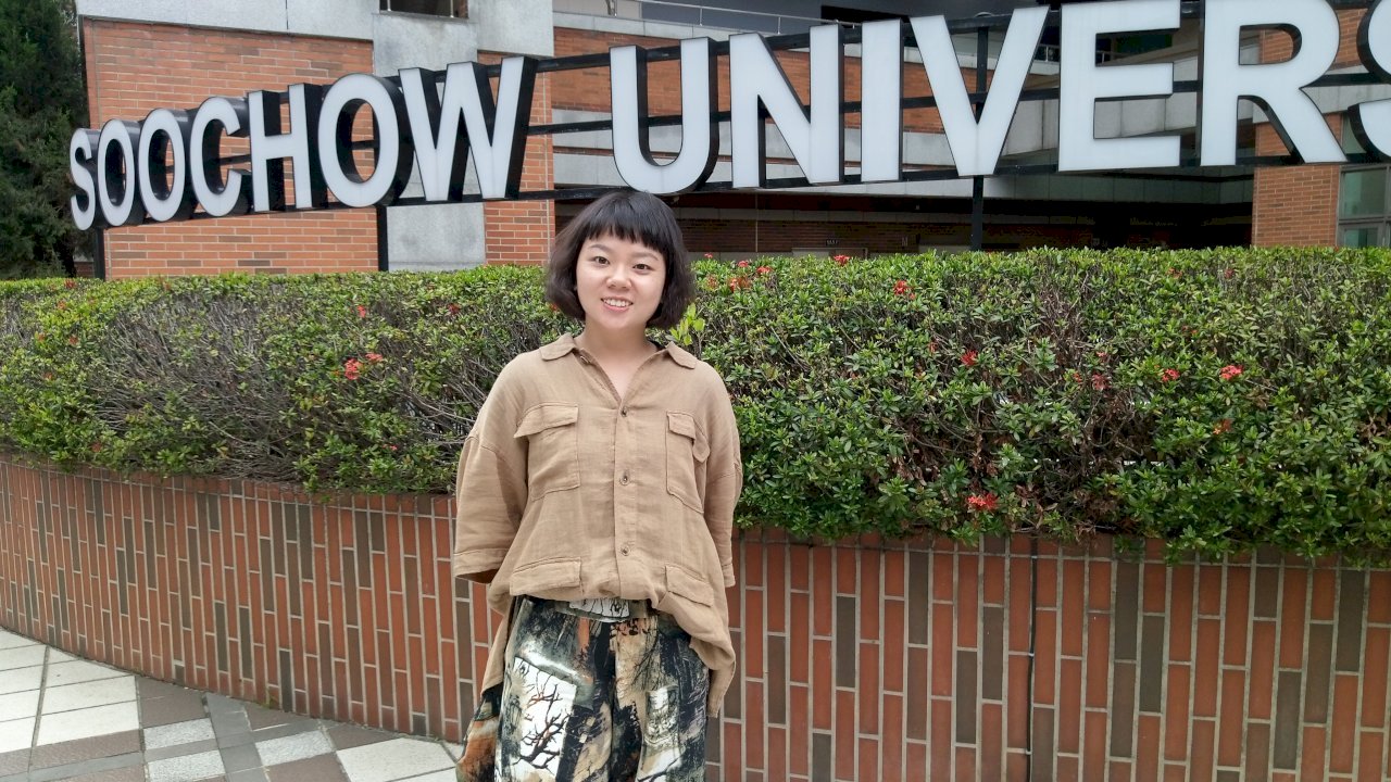 Kỷ niệm một năm gặp lại bảo mẫu người Indonesia, Hứa Tử Hàm học tiếng Indonesia, tặng thiệp chúc mừng cho “người mẹ thứ hai” nhân ngày của Mẹ