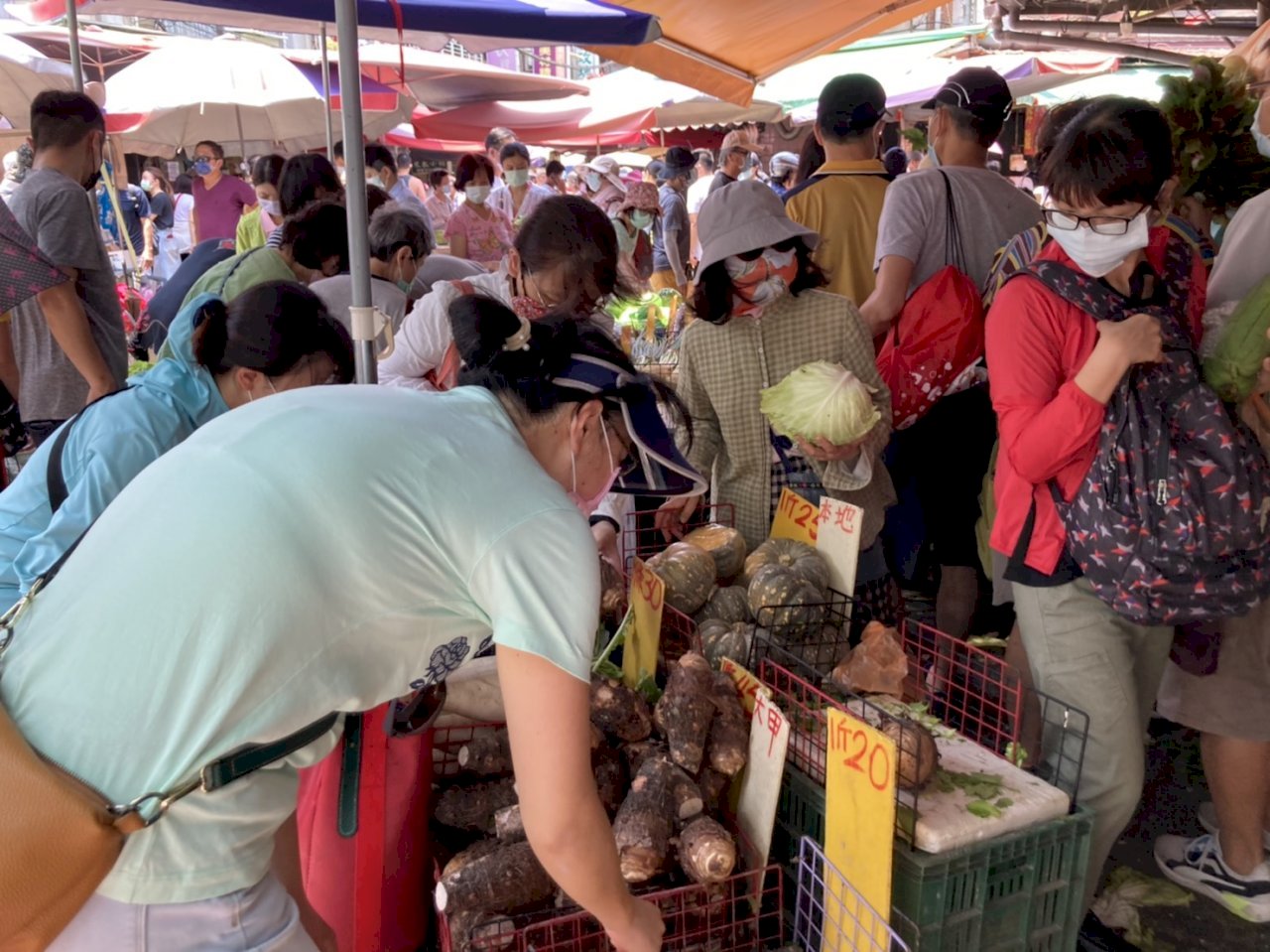 Chợ truyền thống vẫn đông người. Bộ Kinh tế tuyên bố 5 biện pháp kiểm soát