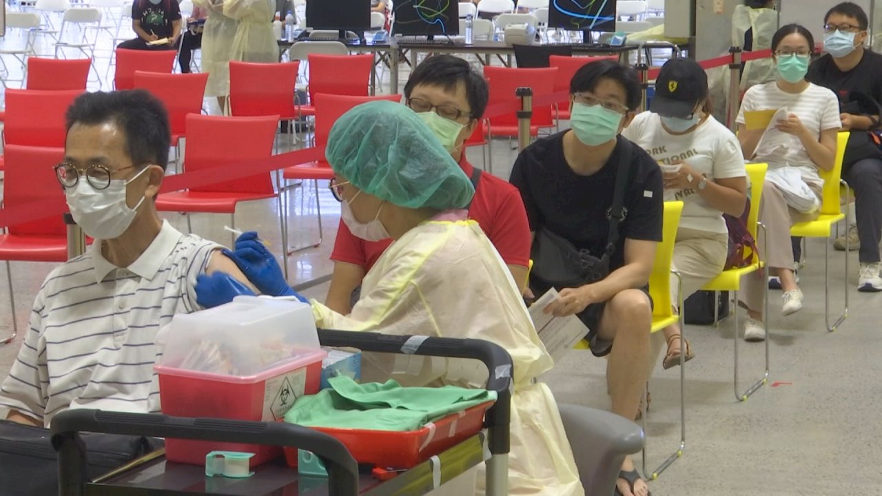 Thành phố Đài Bắc khuyến khích giáo viên bậc THPT trở xuống đi tiêm chủng vaccine, tỉ lệ tiêm chủng đạt khoảng 50%