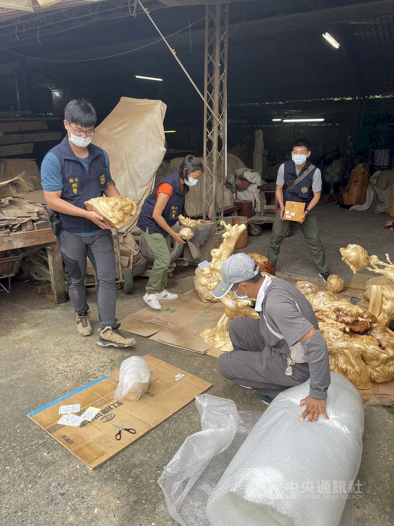 Lao động nước ngoài lập nhóm lên núi cưa trộm gỗ, cảnh sát tìm được 200 kg gỗ tang vật