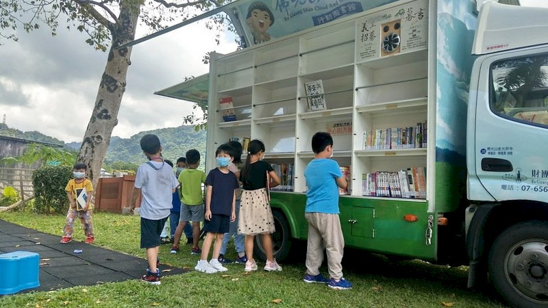 Xe thư viện lưu động Hải Âu đưa sách đến với học sinh Trường tiểu học Hòa Bình