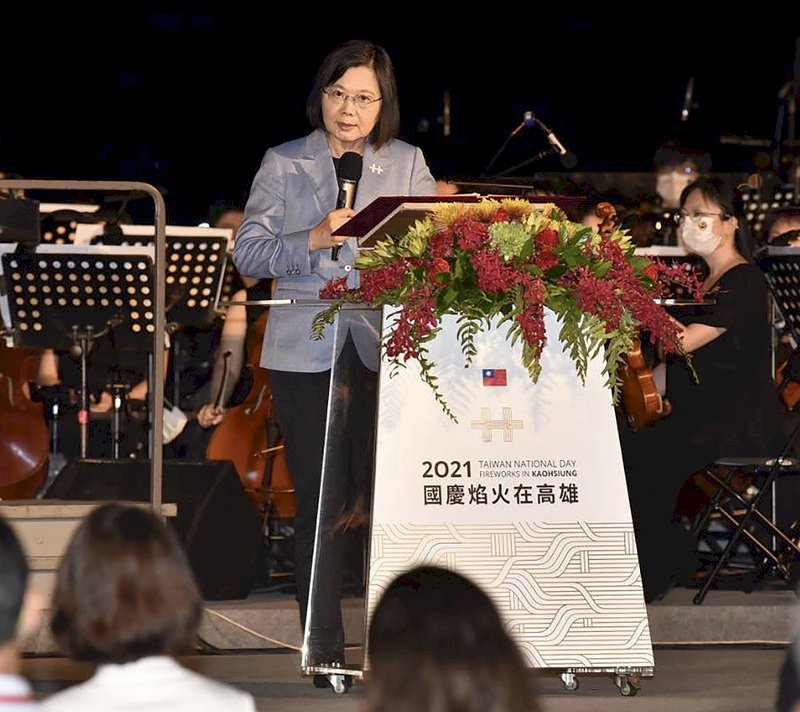 Tổng thống Thái Anh Văn phát biểu tại buổi lễ bắn pháo hoa mừng Quốc khánh 2021, cho biết, Cao Hùng đã trở thành một thành phố xinh đẹp và đáng sống, cũng là một trong những mắt xích quan trọng của ngành khoa học công nghệ miền nam Đài Loan (Ảnh: FB của tổng thống Thái Anh Văn)