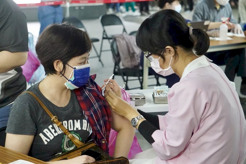 Đài Loan triển khai tiêm vaccine mũi thứ 3, chuyên gia kiến nghị tiêm vaccine cùng loại