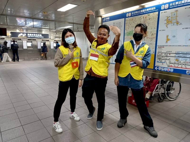 Đội ngũ tình nguyện viên người Việt Nam, Thái Lan, Indonesia hỗ trợ hệ thống tàu điện Metro vào đêm cuối năm