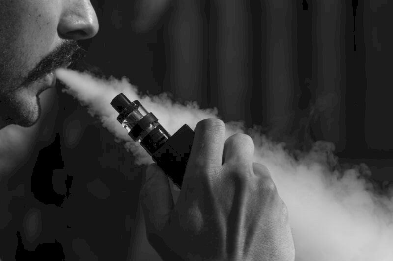 Viện Hành chính thông qua lệnh cấm đối với các loại sản phẩm thuốc lá thế hệ mới bao gồm thuốc lá điện tử, nâng độ tuổi cấm hút thuốc từ dưới 18 lên dưới 20 tuổi