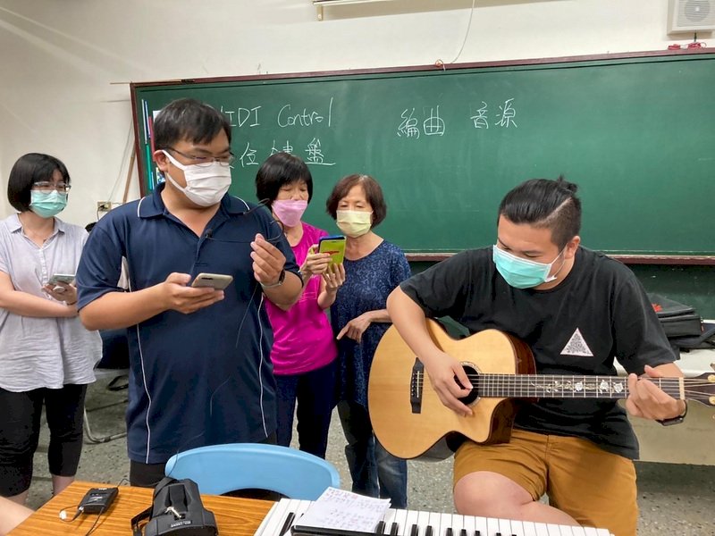 Đại học Cộng đồng Fengshan Cao Hùng mở khóa học sáng tác nhạc và viết lời từ vào tháng 9 năm 2021. Dưới sự hướng dẫn của giáo viên, các sinh viên có thể tự sáng tác hoặc cộng tác, tổng cộng đã sáng tác 4 bài hát, họ tự thu bài hát, dùng tiếng hát để kể về những câu chuyện của Fengshan. (Ảnh: CNA)
