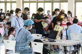 Bộ Giáo dục khuyến cáo trẻ em khi tiêm mũi 2 nên chọn cùng nhãn hiệu vaccine với mũi 1, thời gian cách từ 4 đến 8 tuần