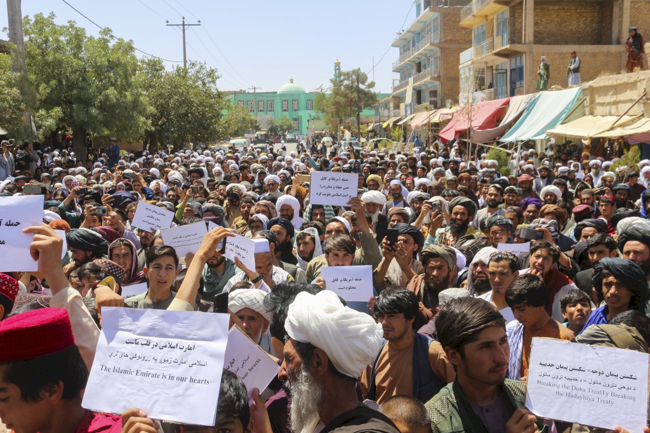 Hàng trăm người dân Afghanistan giơ biểu ngữ chống Mỹ vào ngày 5/8, phản đối cuộc tấn công bằng máy bay không người lái của Mỹ.(AFP)