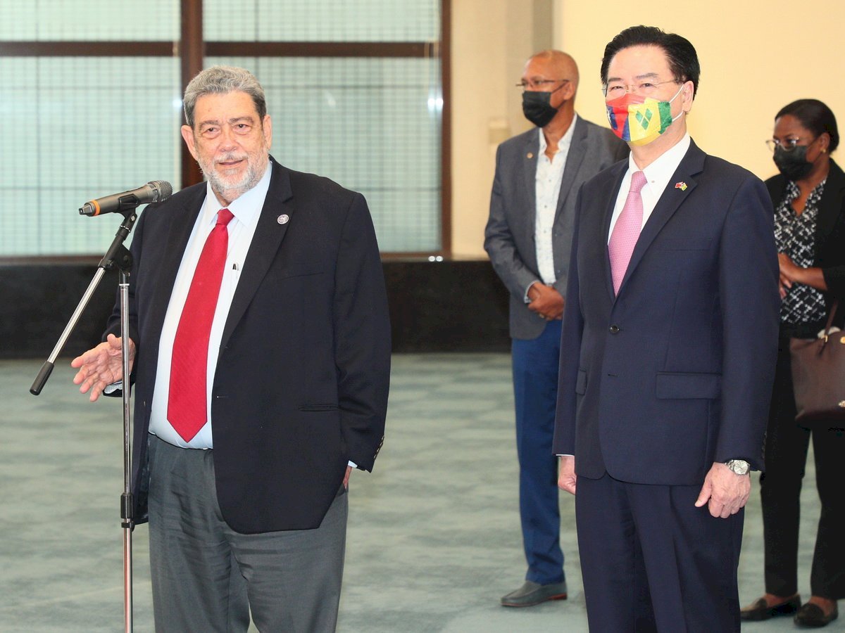 Thủ tướng Ralph Gonsalves đảo quốc Saint Vincent và Grenadines (trái) dẫn đoàn đến thăm Đài Loan từ ngày 7/8 đến 12/8. (Ảnh: Bộ Ngoại giao)
