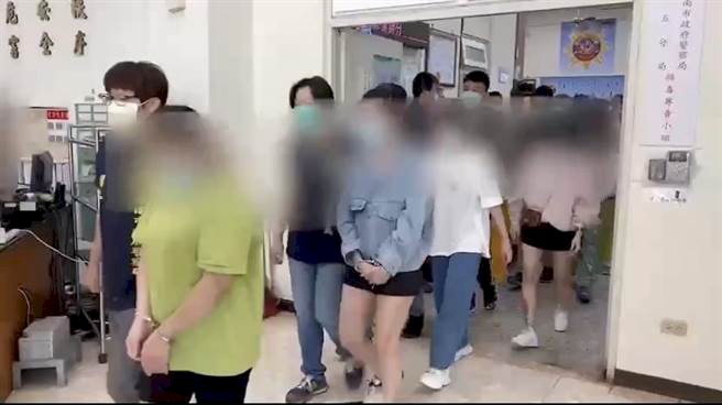Cảnh sát Đài Nam thành công triệt phá đường dây mua bán dâm, bắt giữ chủ mưu và nhiều cô gái quốc tịch Việt Nam