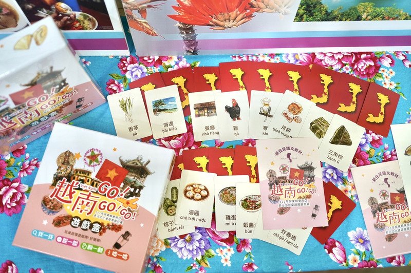 Ngày 15/8, chính quyền huyện Bình Đông đã phát hành cuốn sách tranh về trò chơi Board game bằng tiếng Việt do giáo viên dạy ngôn ngữ Đông Nam Á và các thành viên gia đình quốc tế cùng sáng tạo. Cuốn sách này sẽ được gửi đến các trường học ở Bình Đông có dạy môn tiếng Việt để làm tài liệu giảng dạy đa văn hóa. (Ảnh: CNA)