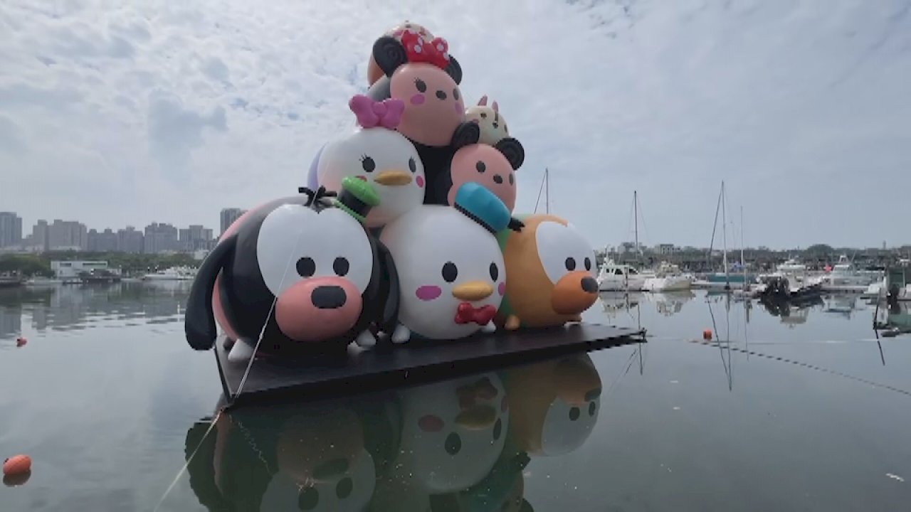 Hình nộm bơm hơi TsumTsum xuất hiện tại bến cảng An Bình, thu hút du khách đua nhau chụp ảnh