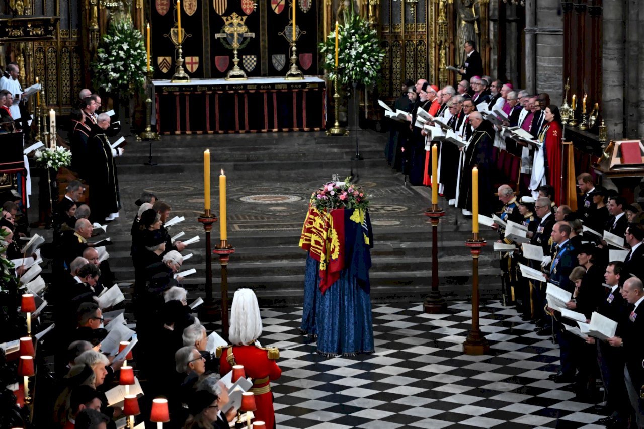 Linh cữu Nữ hoàng Anh Elizabeth II được đưa đến Tu viện Westminster cử hành lễ quốc tang
