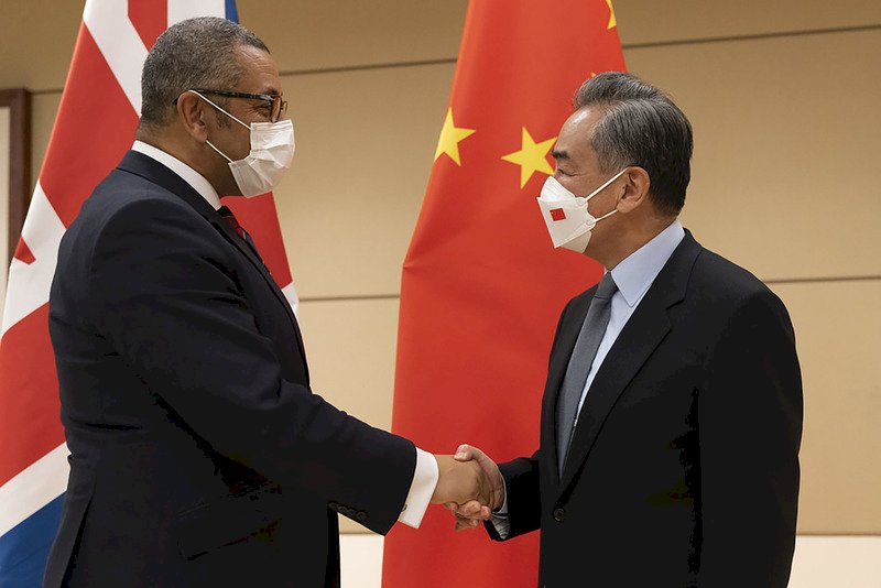 Ngoại trưởng Anh James Cleverly (trái) gặp gỡ Bộ trưởng Ngoại giao Trung Quốc Vương Nghị (phải) tại New York vào ngày 20/9. Ngoài quan ngại về tình hình căng thẳng ở eo biển Đài Loan, ông cũng nhấn mạnh tầm quan trọng của 