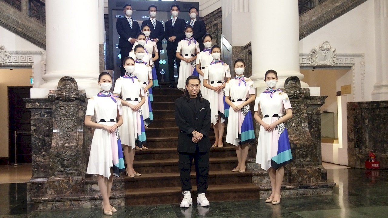 Tổng hội Văn hóa Trung Hoa mời nhà thiết kế nổi tiếng Justin Chou thiết kế trang phục lễ tân Đại lễ Quốc khánh