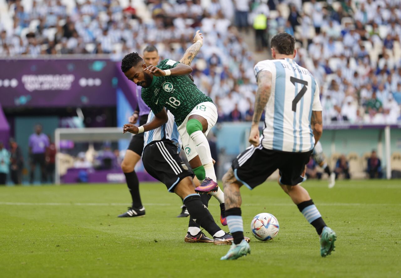 World Cup 2022: Saudi Arabia (áo xanh) đánh bại Argentina 2-1 vào ngày 22/11.  (Ảnh: Reuters)