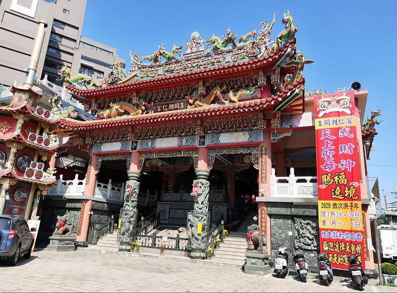 Tục lệ thi đua trở thành người cắm nén hương đầu tiên tại các đền chùa ngày đầu năm