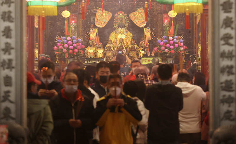 Sau 2 năm bị ảnh hưởng bởi dịch COVID-19, năm nay Đền Songshan Ciyou ở Đài Bắc lần đầu tiên tổ chức lễ cầu nguyện và lễ đón giao thừa từ tối ngày 21 đến sáng sớm ngày 22, thu hút nhiều tín đồ đến cúng bái và thắp hương ngày Tết. (Ảnh: CNA)