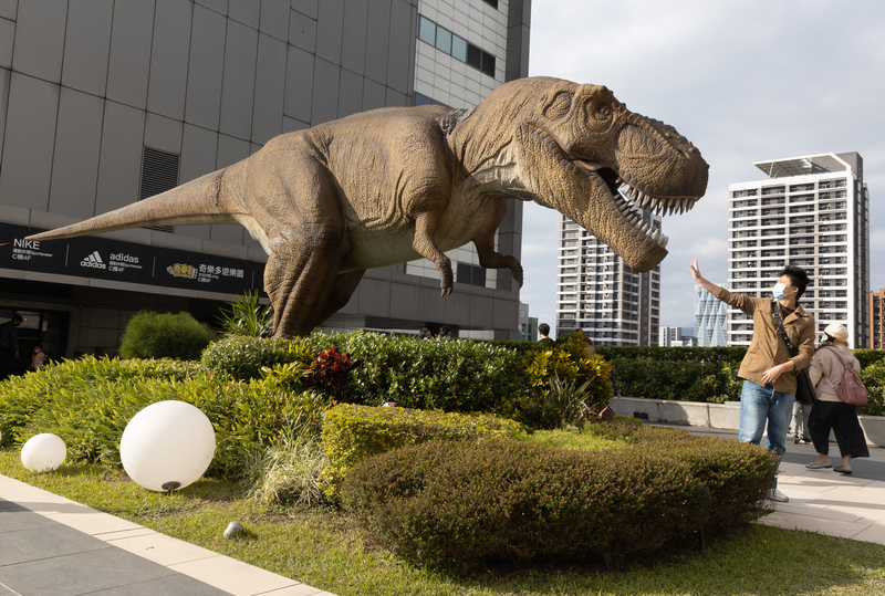 Mô hình khủng long khác được trưng bày tại khu vực ngoài trời trên tầng 3 của Trung tâm thương mại ga Nangang Đài Bắc. (Ảnh: CNA)