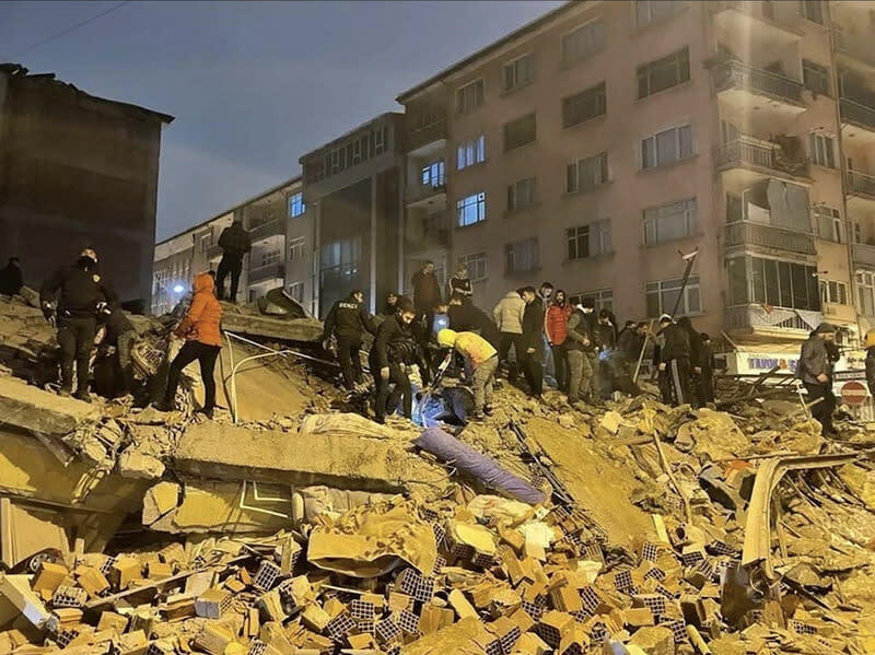 Động đất Thổ Nhĩ Kỳ gây thương vong nghiêm trọng, đội tìm kiếm cứu nạn Đài Loan đã đáp xuống sân bay Istanbul