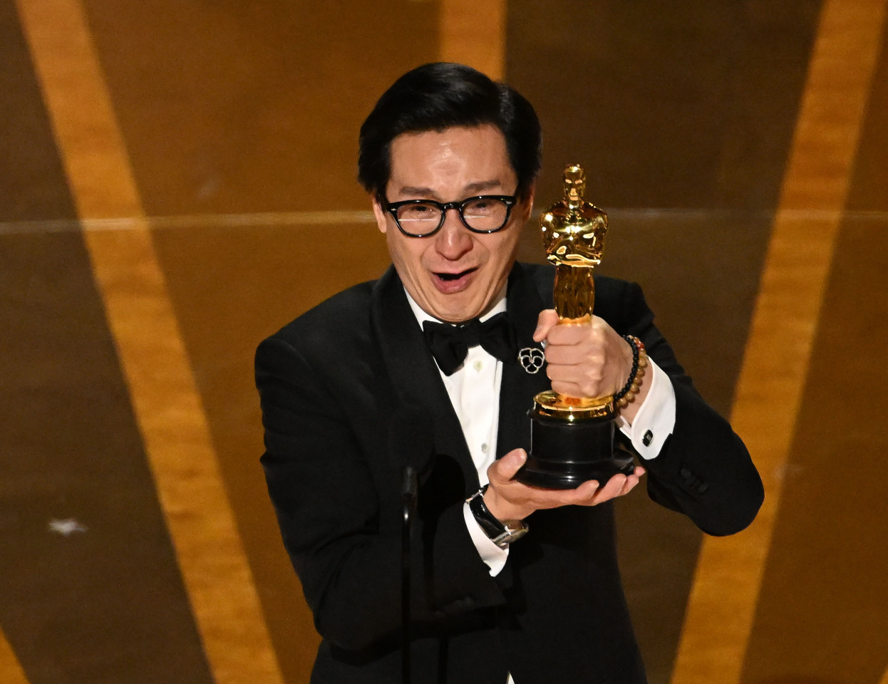 Ánh hào quang châu Á: diễn viên Quan Kế Huy đoạt giải Oscar ở hạng mục Nam phụ xuất sắc nhất