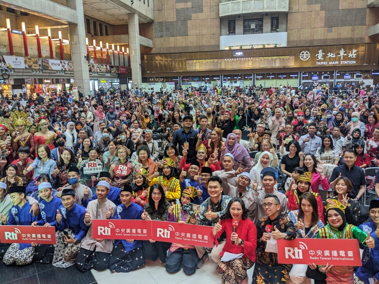 Đài RTI tổ chức buổi gặp mặt thính giả Indonesia tại ga xe lửa Đài Bắc, thu hút rất đông người đến tham gia