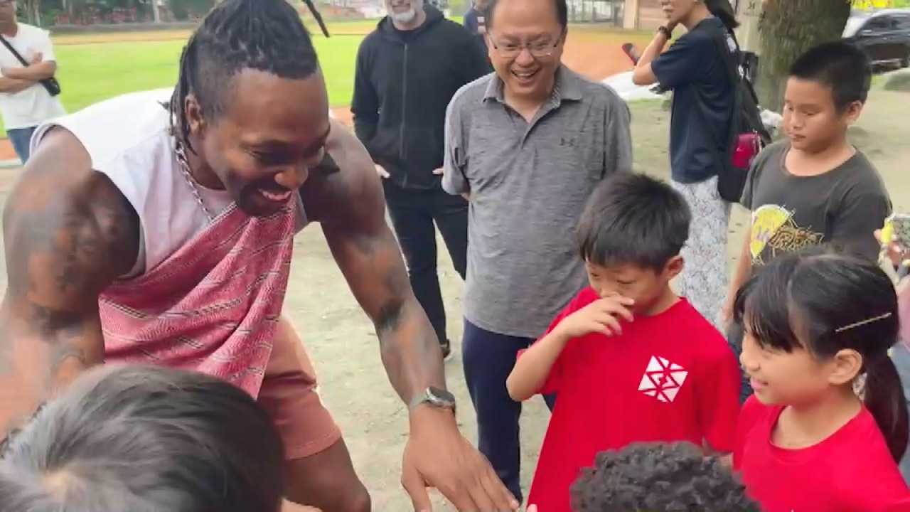 Video: Một ngày làm giáo viên của trường tiểu học Dongao của Dwight Howard