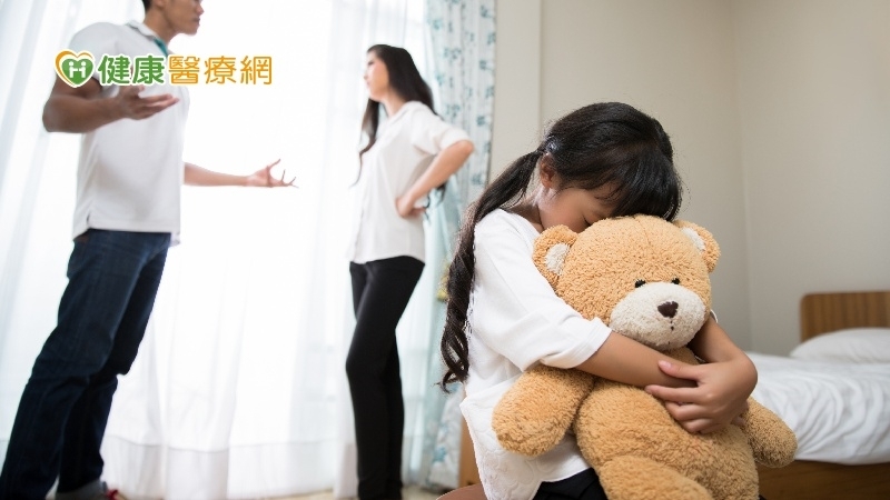 Ly hôn có thể ảnh hưởng đến cuộc đời con cái, nắm vững 5 điểm mấu chốt để giảm tác hại