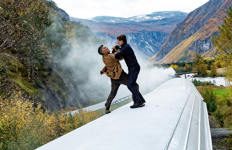 Diễn viên Tom Cruise diễn cảnh đánh nhau mạo hiểm trên nóc tàu lửa trong bộ phim “Nhiệm vụ bất khả thi: Nghiệp báo I”