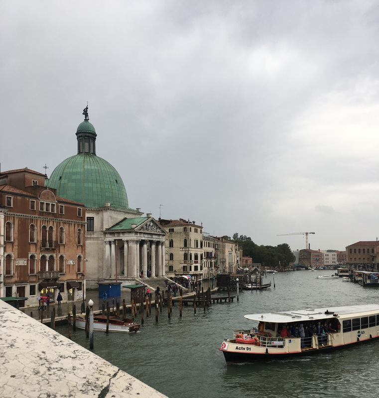 Venice, Italy, là thành phố trên mặt nước lãng mạn nhất thế giới và là thành phố duy nhất trên thế giới không có ô tô, người dân địa phương chỉ có thể dựa vào việc đi bộ để mua sắm trên hòn đảo này. Giờ đây, nền tảng giao đồ ăn Deliveroo đã tiến vào Venice, người dân địa phương có thêm một lựa chọn mua sắm mới. (Ảnh: CNA)
