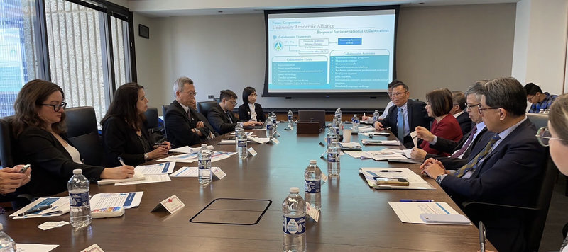 Bộ Giáo dục dẫn đầu phái đoàn đại diện 5 trường đại học sang thăm bang Illinois Mỹ, thúc đẩy hợp tác giáo dục song phương