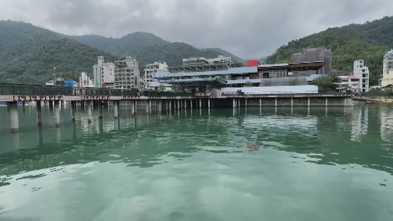 Mưa lớn giúp tăng lượng nước dự trữ cho hồ chứa nước ở Riyuetan, tái hiện cảnh đẹp núi non in bóng trên mặt hồ
