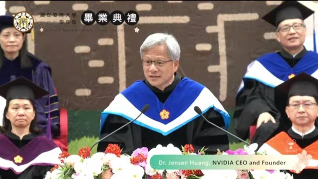 Diễn thuyết tại lễ tốt nghiệp NTU, Jensen Huang cổ vũ sinh viên dốc hết sức chạy về phía trước