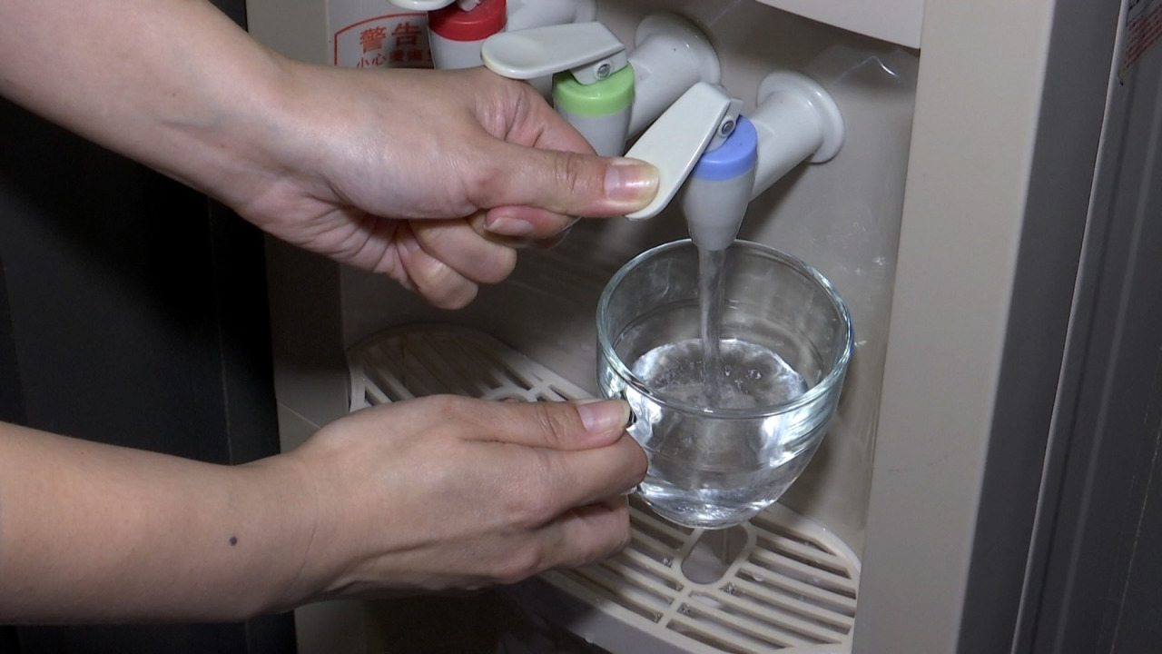 Tránh uống rượu và nước đá trước khi bão đến? Bác sĩ: Sự thay đổi áp suất không khí có thể dẫn đến đột tử