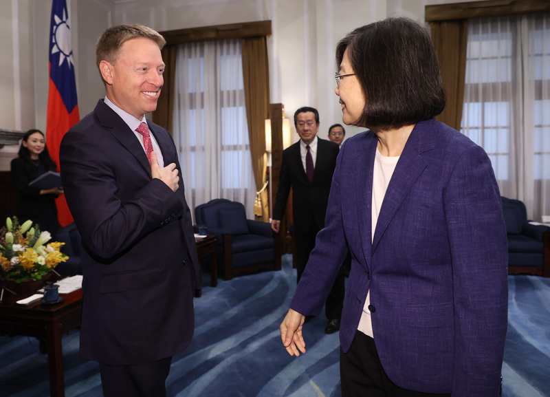 Tổng thống Thái Anh Viên tiếp đoàn đại diện Quỹ Bảo vệ dân chủ do ông cựu Cố vấn an ninh quốc gia Mỹ dẫn đầu đến thăm Đài Loan