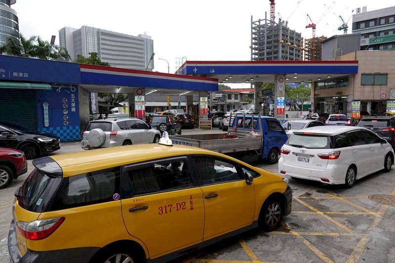 Bắt đầu từ rạng sáng ngày 26/6, giá xăng tại Đài Loan tăng thêm 0,4 Đài tệ và giá dầu diesel giảm 0,3 Đài tệ