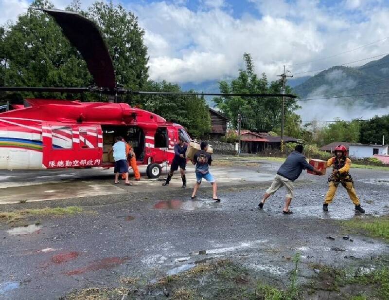 Máy bay trực thăng được điều động tới vùng núi Nam Đầu, giải cứu 43 người bị mắc kẹt tại Khu vui chơi giải trí rừng Wanda